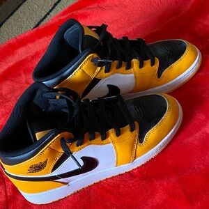Nike Kids Black and Yellow Sneakers